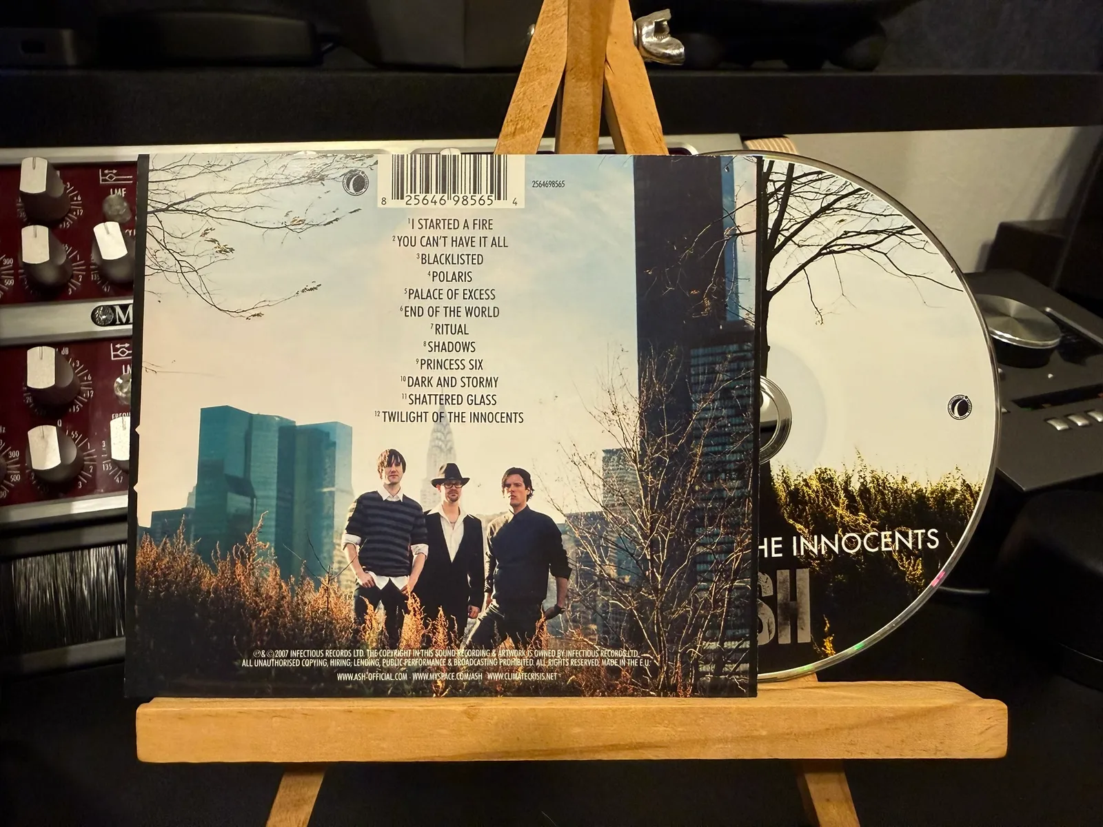 Twilight of the Innocents 裏ジャケット ── トラックリストと CD ディスク
